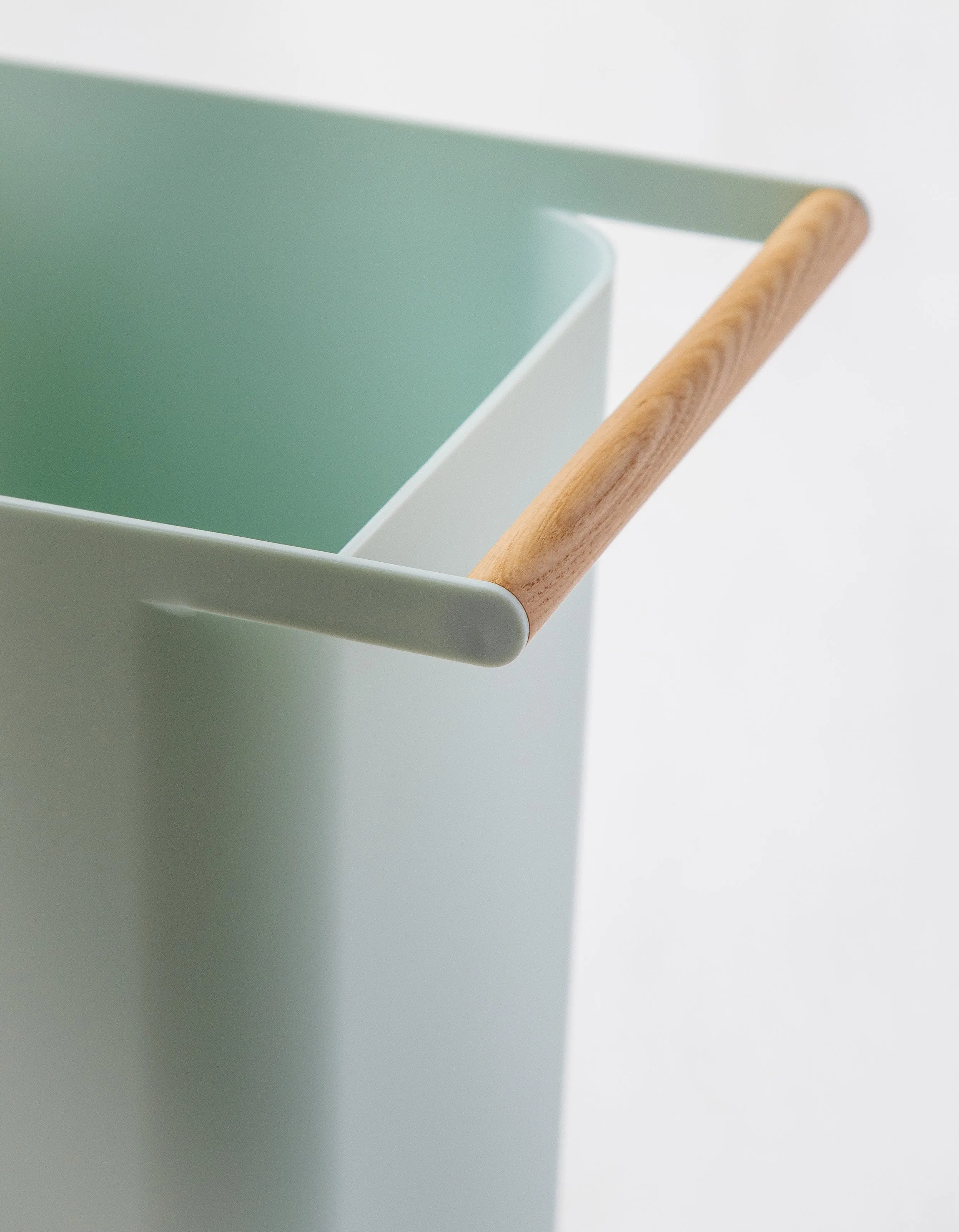 Trash Bin with Handle