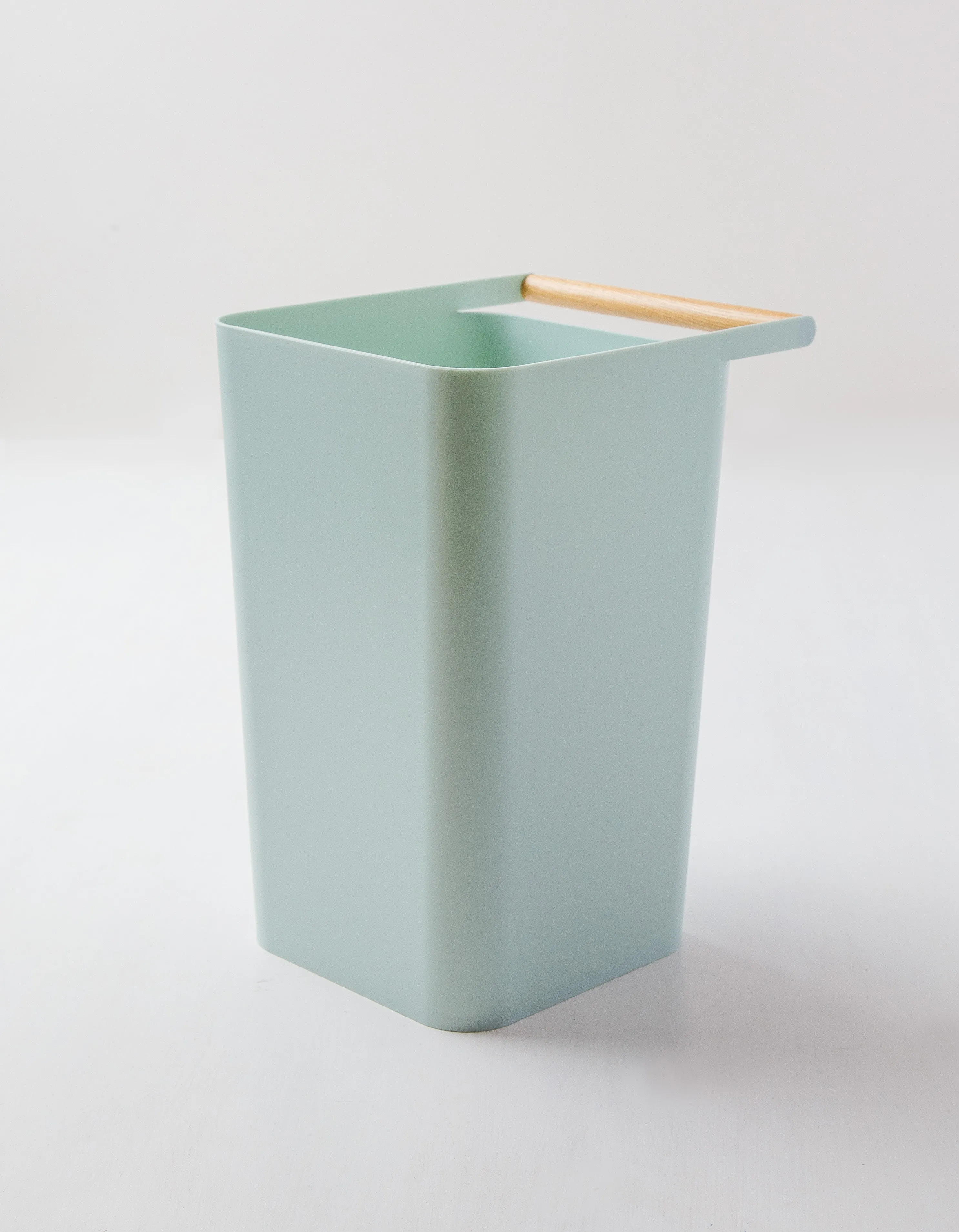 Trash Bin with Handle